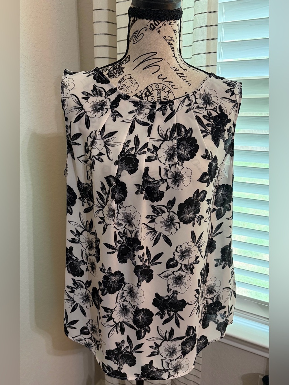 Worthington Black and White Floral sleeveless blouse